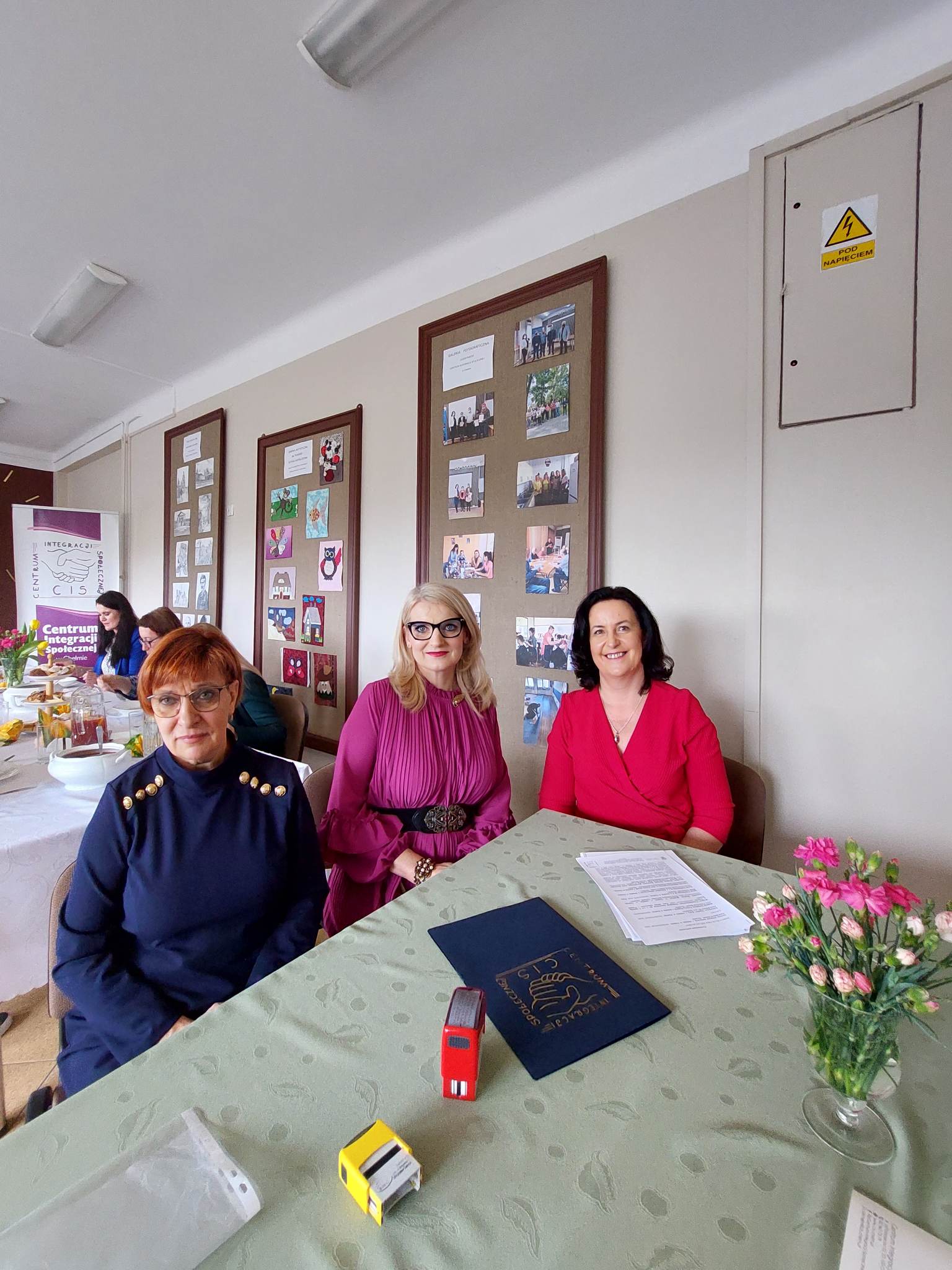 od lewej strony Pani Grażyna Cetera – Dyrektor Szkoły Podstawowej nr 1 z Oddziałami Integracyjnymi w Chełmie oraz Pani Beata Tomaszczuk – Dyrektor Szkoły Podstawowej nr 8 w Chełmie w obecności Pani Bożeny Stasiak – Dyrektor Centrum Integracji Społecznej w Chełmie siedzące przy stoliku na którym leży porozumienie partnerskie po jego podpisaniu od lewej strony Pani Grażyna Cetera – Dyrektor Szkoły Podstawowej nr 1 z Oddziałami Integracyjnymi w Chełmie oraz Pani Beata Tomaszczuk – Dyrektor Szkoły Podstawowej nr 8 w Chełmie w obecności Pani Bożeny Stasiak – Dyrektor Centrum Integracji Społecznej w Chełmie siedzące przy stoliku na którym leży porozumienie partnerskie po jego podpisaniu