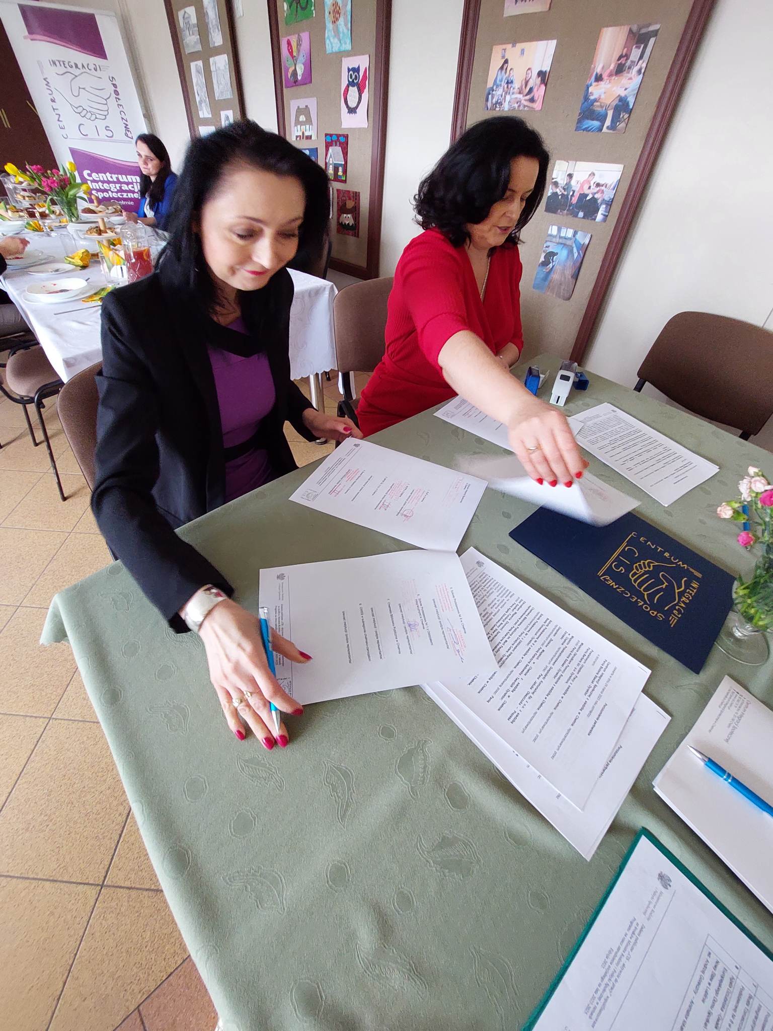 od lewej strony Pani Anna Szalast – Dyrektor Miejskiego Ośrodka Pomocy Rodzinie w Chełmie podpisuje porozumienie partnerskie w obecności Pani Bożeny Stasiak – Dyrektor Centrum Integracji Społecznej w Chełmie od lewej strony Pani Anna Szalast – Dyrektor Miejskiego Ośrodka Pomocy Rodzinie w Chełmie podpisuje porozumienie partnerskie w obecności Pani Bożeny Stasiak – Dyrektor Centrum Integracji Społecznej w Chełmie