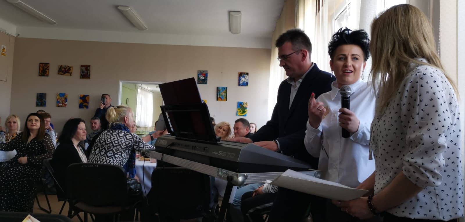 Oprawa muzyczna wykonana przez Pracowników Dziennego Domu Senior+ w Chełmie na spotkaniu Wielkanocnym Oprawa muzyczna wykonana przez Pracowników Dziennego Domu Senior+ w Chełmie na spotkaniu Wielkanocnym