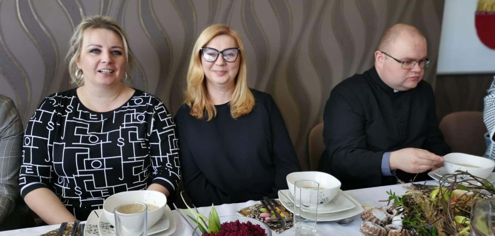 Dyrektor Powiatowego Urzędu Pracy w Chełmie Pani Barbara Gil, Dyrektor Departamentu Spraw Obywatelskich Pani Monika Zaborek-Turewicz i Ksiądz Łukasz Gron na Spotkaniu Wielkanocnym Dyrektor Powiatowego Urzędu Pracy w Chełmie Pani Barbara Gil, Dyrektor Departamentu Spraw Obywatelskich Pani Monika Zaborek-Turewicz i Ksiądz Łukasz Gron na Spotkaniu Wielkanocnym