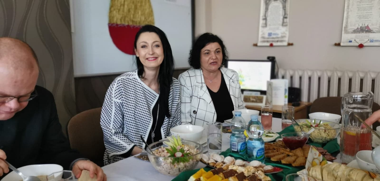 Dyrektor Miejskiego Ośrodka Pomocy Rodzinie w Chełmie Pani Anna Szalast i Zastępca Dyrektora Miejskiego Ośrodka Pomocy Rodzinie w Chełmie Pani Dorota Betka-Bartosiewicz na Spotkaniu Wielkanocnym Dyrektor Miejskiego Ośrodka Pomocy Rodzinie w Chełmie Pani Anna Szalast i Zastępca Dyrektora Miejskiego Ośrodka Pomocy Rodzinie w Chełmie Pani Dorota Betka-Bartosiewicz na Spotkaniu Wielkanocnym